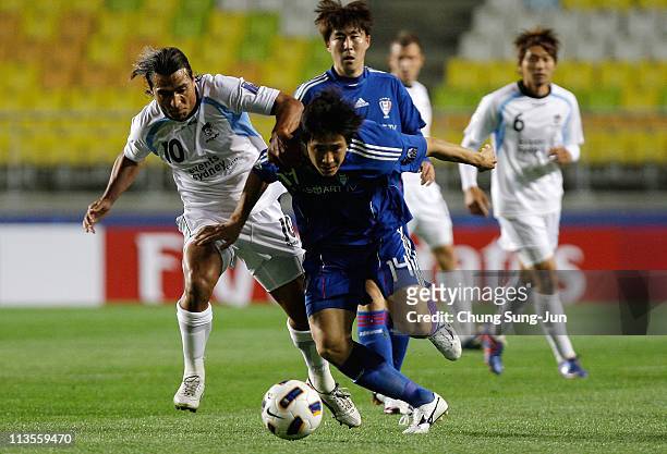 Nicky Carle of Sydney FC and the Oh Beom-Seok of Suwon Samsung Bluewings compete for the ball during the Group H AFC Champions League match between...