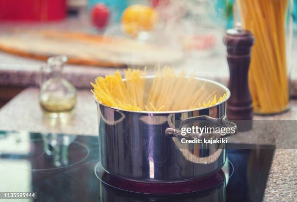 cozinhando o espaguete - caçarola panela - fotografias e filmes do acervo