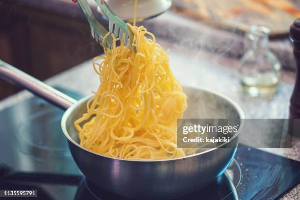 preparando espaguetis con vongole - espaguete fotografías e imágenes de stock