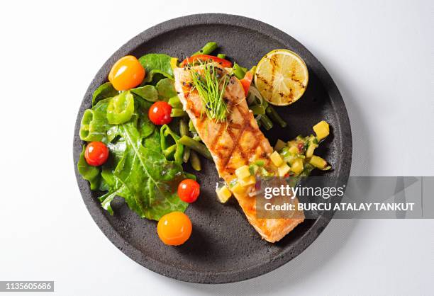 grilled salmon steak with green salad - fish fry fotografías e imágenes de stock