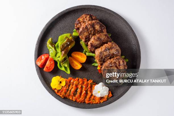 grilled meatballs served with vegetables - boulette de viande photos et images de collection