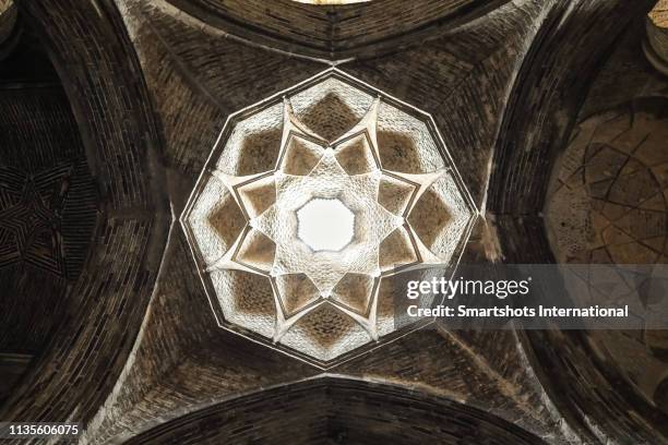 vaulted dome in masjed-e jameh mosque (friday mosque) of isfahan, iran - masjid jami isfahan iran stockfoto's en -beelden