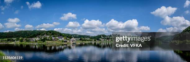 panorama von rurberg, bezirk simmerath am rursee stausee in der region aachen - aachen stock-fotos und bilder