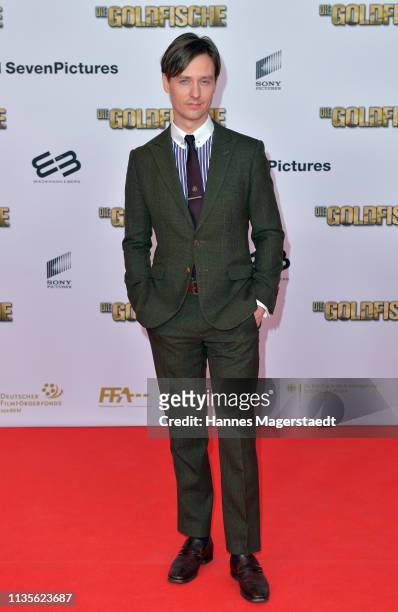 Tom Schilling attends the premiere of the movie "Goldfische" at Mathaeser Filmpalast on March 13, 2019 in Munich, Germany.