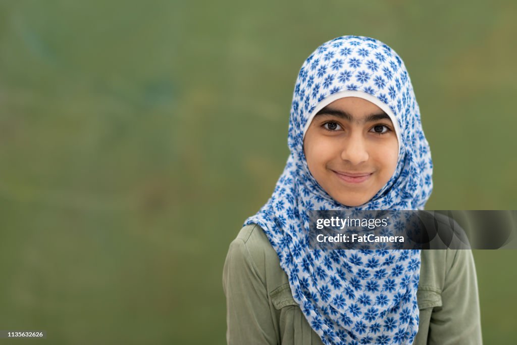 Ritratto di ragazza musulmana sorridente