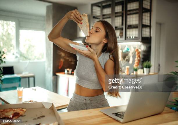 femme mangeant la pizza - plate food photos et images de collection