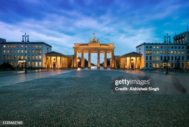 brandenburger tor, in berlin, germany - stock image - avenida unter den linden - fotografias e filmes do acervo