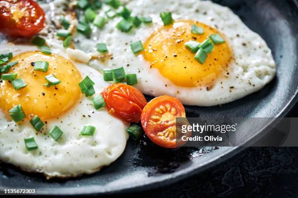 stekt ägg med tomater - stekt ägg bildbanksfoton och bilder