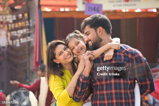 indische familie auf dem straßenmarkt - india festival stock-fotos und bilder