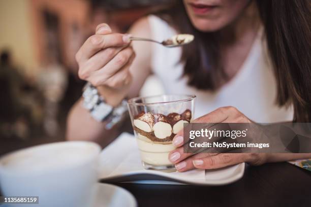 giovani donne alla scoperta dell'italia. - tiramisù foto e immagini stock