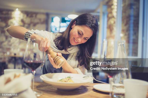 unga kvinnliga turister i restaurang i verona, italien - peppar bildbanksfoton och bilder
