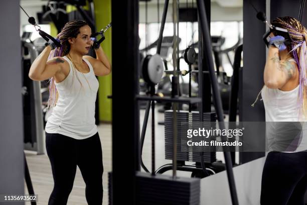 curvy woman in the gym - fat loss training stock pictures, royalty-free photos & images