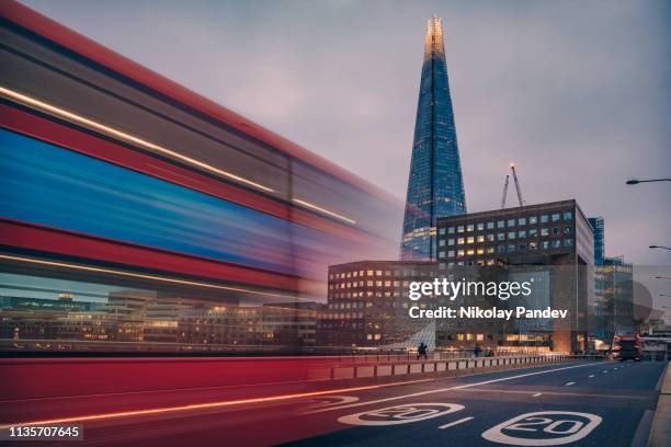 movimento del traffico stradale sfocato sul ponte di londra con l'edificio shard come sfondo - immagine stock tonica - simmetria foto e immagini stock
