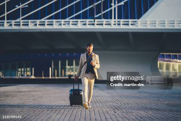 zakenman op zakenreis in spanje - airport stockfoto's en -beelden