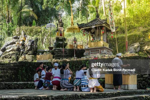 balinesischer hindu lobt im tempel - nyepi stock-fotos und bilder