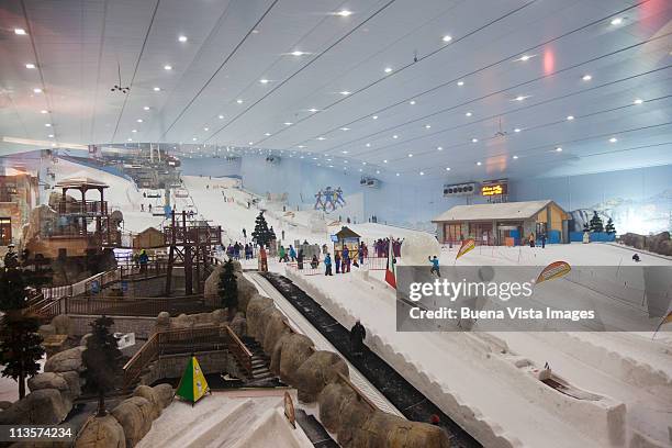 indoor ski slope at dubai's mall of emirates. - mall of emirates stock-fotos und bilder