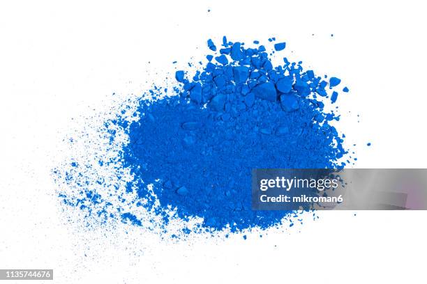 blue pile of pigment powder on white background - farbpulver stock-fotos und bilder