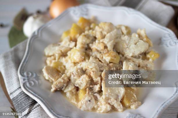 bacalhau com natas portuguese cuisine traditional portugal dish baked cod with potatoes, onions and cream - bacalhau imagens e fotografias de stock