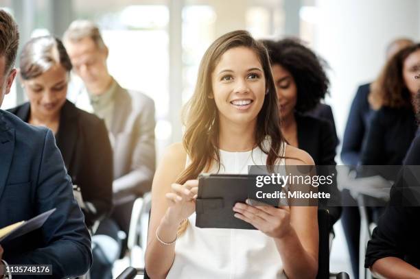 graag zien wat de conferentie in petto heeft - college application stockfoto's en -beelden