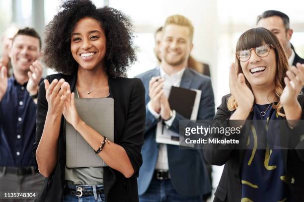 geïnspireerde medewerkers allround - applauding stockfoto's en -beelden
