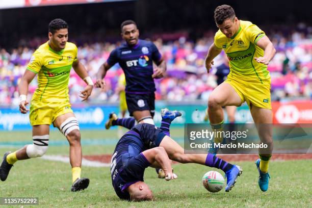 Harvey Elms of Scotland fights for the ball with Dylan Pietsch of Australia during the day three of the Cathay Pacific/HSBC Hong Kong Sevens Bowl...