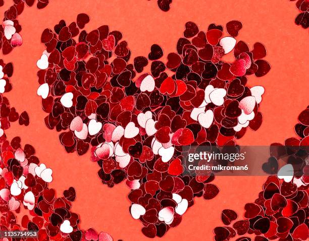 red heart shape confetti - party konfetti stockfoto's en -beelden