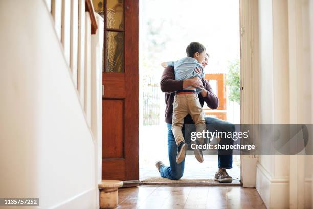 ik wachtte de hele dag om mijn kleine jongen te zien - coming home door stockfoto's en -beelden