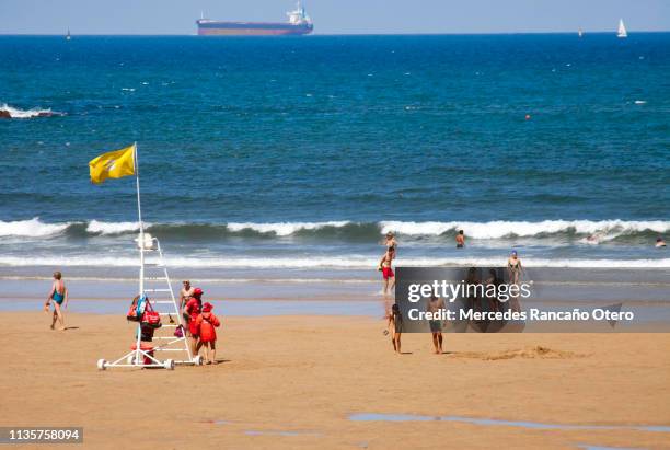 liv vakt i san lorenzo-stranden i gijón, spanien - gijon bildbanksfoton och bilder