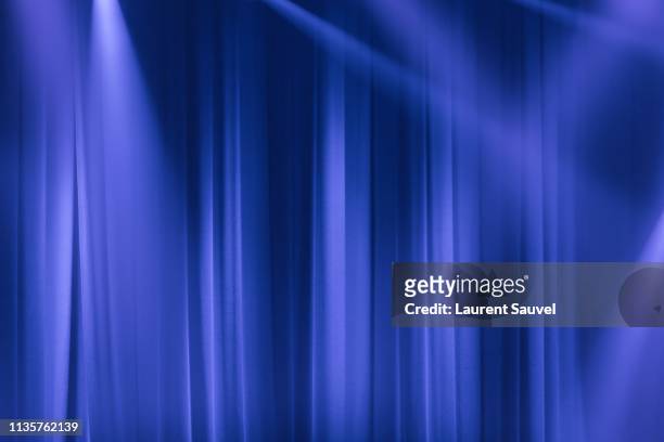 purple stage curtain in the spotlights with light rays - laurent sauvel photos et images de collection