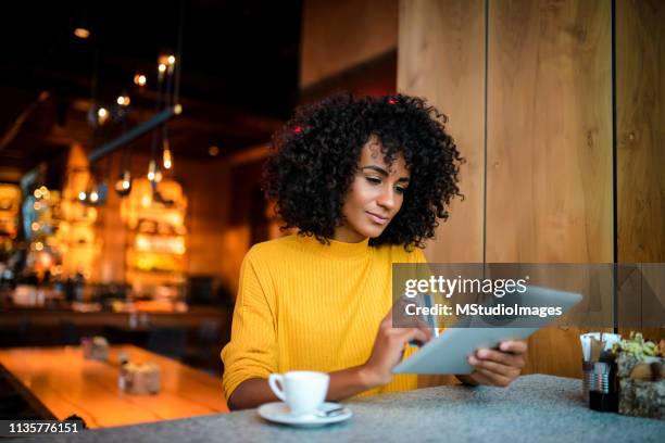 elektronisk bank verksamhet. - african american woman with tablet bildbanksfoton och bilder