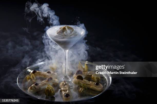 Dessert In Glasschale Auf Trockeneis Mit Eclairs Dekoriert High-Res Stock Photo