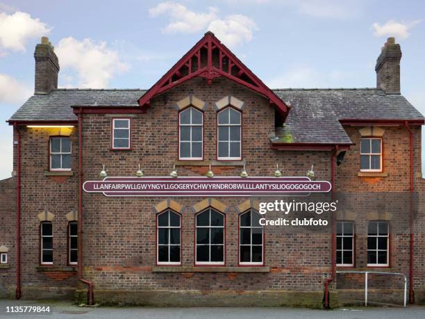 railway station at llanfairpwllgwyll on the island of anglesey, uk. - llanfairpwllgwyngyllgogerychwyrndrobwllllantysiliogogogoch stock pictures, royalty-free photos & images