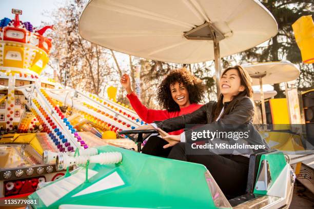 zwei freunde reiten vergnügungspark-fahrt - young woman screaming on a rollercoaster stock-fotos und bilder