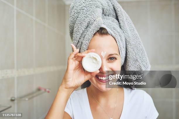 voici un petit conseil de beauté - applying stock photos et images de collection