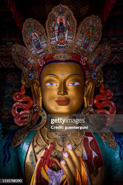 statue von maitreya buddha in thikse kloster, ladakh, indien - ladakh stock-fotos und bilder