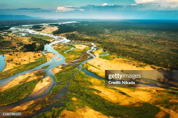 luchtfoto over de zambezi rivier, zambia - zambia stockfoto's en -beelden