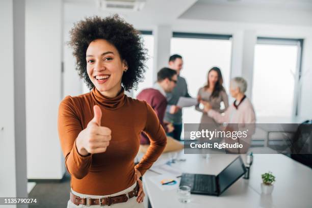 geschäftsfrau mit daumen nach oben - daumen hoch stock-fotos und bilder