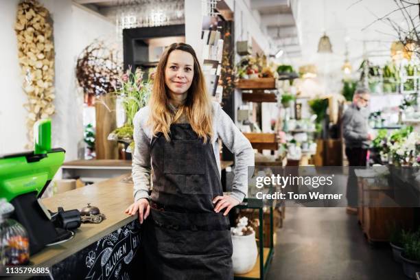 portrait of florist working in her shop - brown hair with highlights stock pictures, royalty-free photos & images