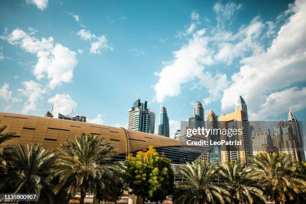 dubai skyline en architectuur moderne en snelle groei van een zakelijke stad - dubai metro stockfoto's en -beelden