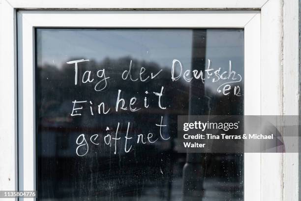 advertising on a window " today german unity day " - reunification stock-fotos und bilder