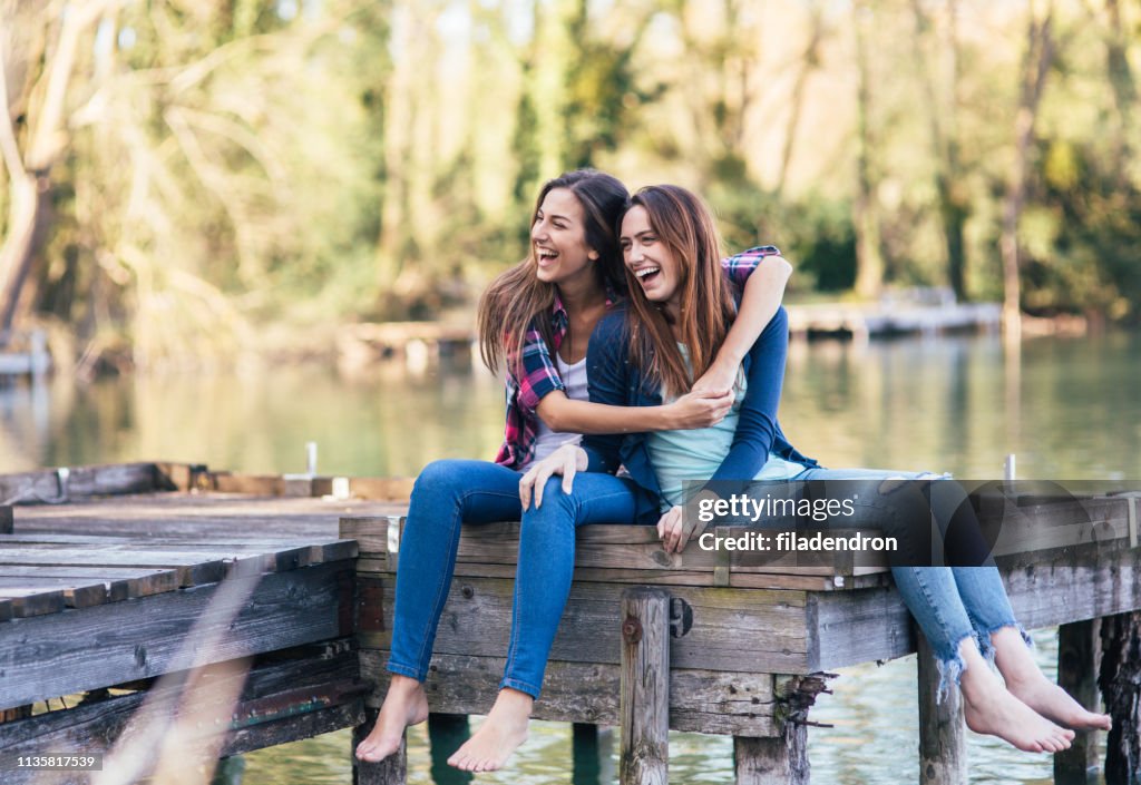 Copines appréciant le temps ensemble près de la rivière