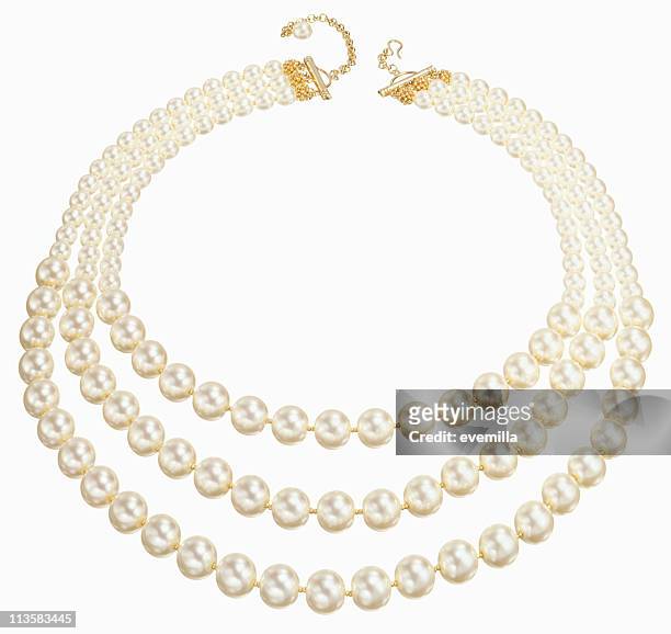 cadena de perlas abertura sobre blanco - collares fotografías e imágenes de stock