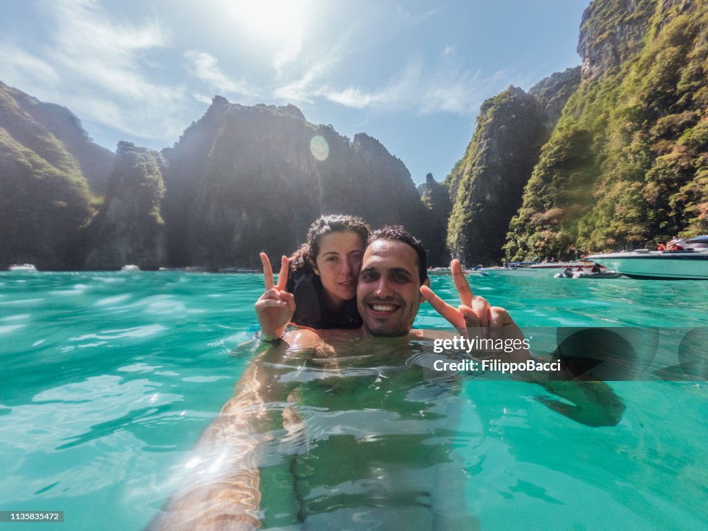 Junges Paar mit einem Selfie im Meer von Phi Phi Island-Thailand