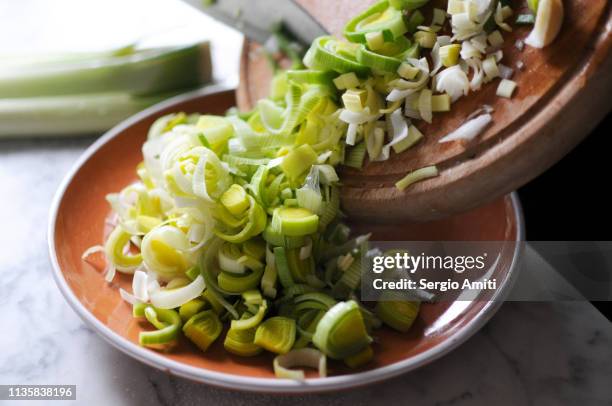 chopped leeks on a plate - lauch stock-fotos und bilder