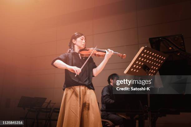 musicisti che suonano violino e pianoforte al concerto di musica classica - violinist foto e immagini stock