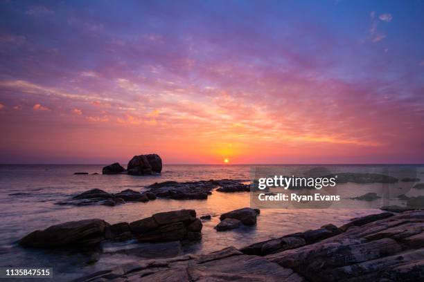 sunrise at shag rock, meelup beach, western australia. - romantischer sonnenuntergang stock-fotos und bilder