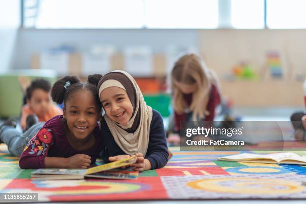 reading together - refugee education stock pictures, royalty-free photos & images