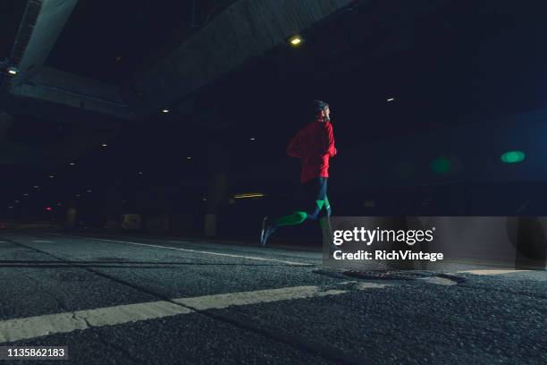 man running at night in los angeles - la marathon stock pictures, royalty-free photos & images