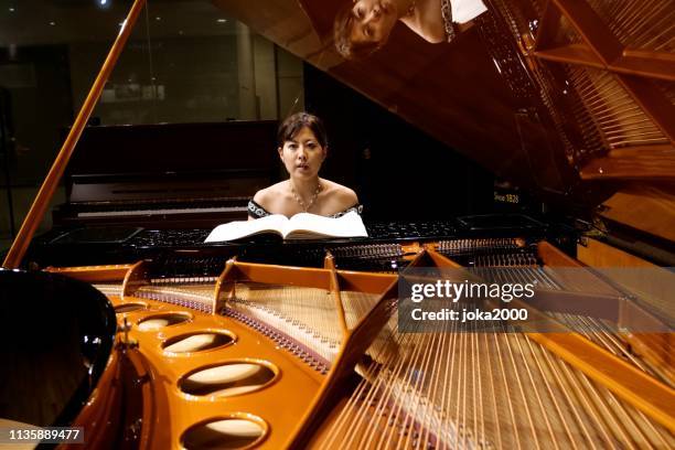 vrouwelijke pianiste muziek in kleine zaal - pianist stockfoto's en -beelden