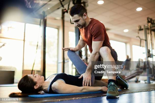 lifestyle gym and fitness barcelona, warmup and stretching. - fisiologia imagens e fotografias de stock